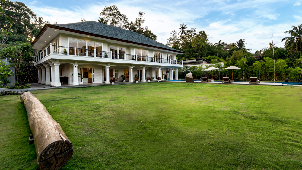 Pala Ubud - Villa Agung -Expansive lawn area perfect for any celebration